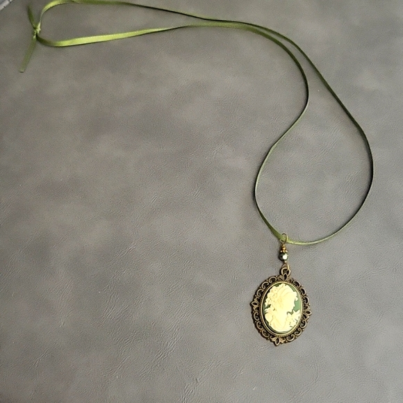 Beautiful hunter Green Cameo necklace with bronze backing and luxurious design - Picture 1 of 4
